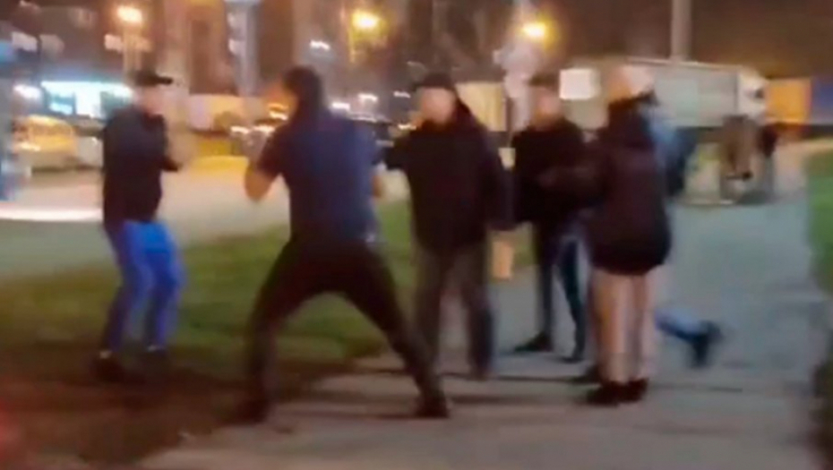 IŽIVLJAVALI SE NAD ČOVEKOM, NJEGOV SIN SVE GLEDAO Snimak brutalnog napada izazvao buru - narod besan (VIDEO)