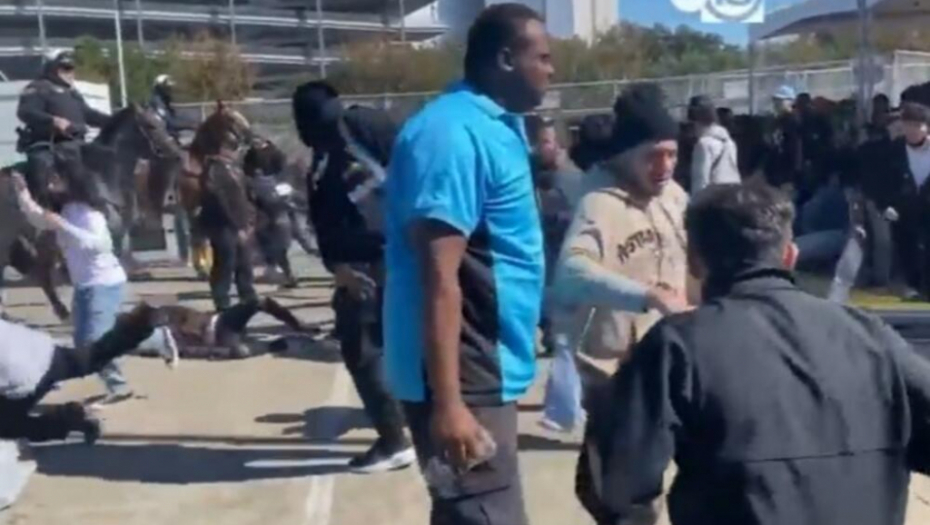 STRAVIČAN STAMPEDO U HJUSTONU Ljudi u masi trče, padaju, izbija tuča, policija na konjima (VIDEO)