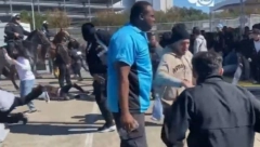 STRAVIČAN STAMPEDO U HJUSTONU Ljudi u masi trče, padaju, izbija tuča, policija na konjima (VIDEO)