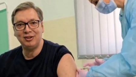 PREDSEDNIK SUTRA PRIMA TREĆU DOZU VAKCINE Vučić će se vakcinisati na Sajmu
