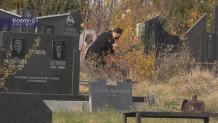 ZADUŠNICE U PRIŠTINI Polomljeni spomenici, groblje zaraslo u korov i sve manje vernika (FOTO/VIDEO)