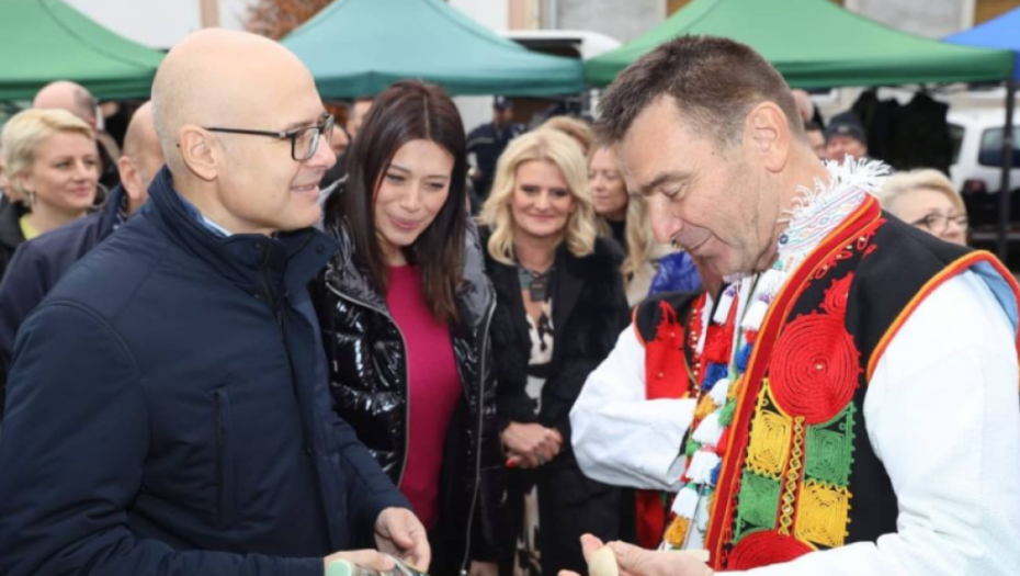 GRADONAČELNIK VUČEVIĆ NA KUPUSIJADI Futoški kupus najveći brend Novog Sada, treba da se ponosimo našim autohtonim proizvodima (FOTO)