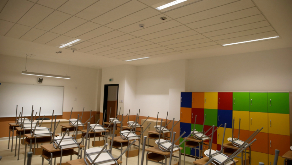 INCIDENT U OSMOJ BEOGRADSKOJ GIMNAZIJI Profesorka bahatom učeniku uzela mobilni, a on joj se uneo u lice, vikao i pretio!