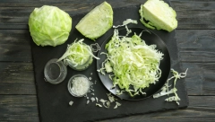 ZA OVAJ TRIK DOMAĆICE NE ZNAJU Da bi vam kupus salata bila ukusna kao iz restorana, na kraju dodajte jedan sastojak