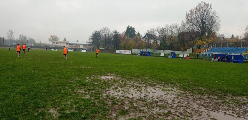 CIRKUS U KOMŠILUKU Sudija naredio da se igra po barama da ne bi ostao bez dnevnice (FOTO)