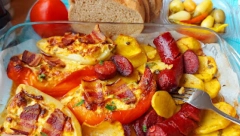 JELO KOJE PRIČA 100 JEZIKA Neverovatna kombinacija povrća i dimljenih kobasica, zavodi pikantnim ukusom (VIDEO)