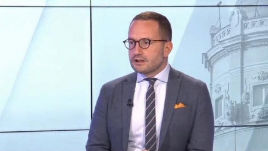 KAKVA ISPALA VODITELJA NEWSMAXA! Tri puta pokušao da iskamči odgovor od profesora Ranđelovića da će povećanje plata "pojesti" inflacija