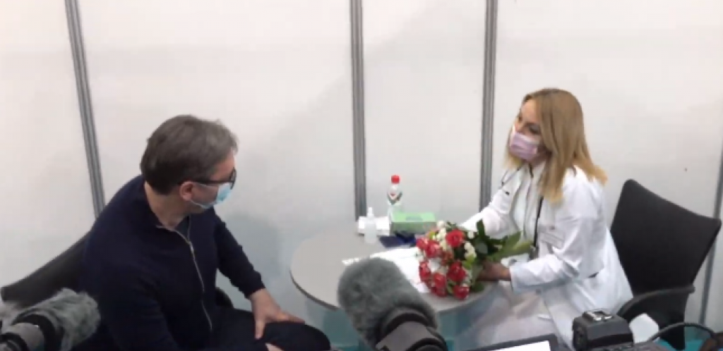 DŽENTLMENSKI POTEZ PREDSEDNIKA NA SAJMU Vučić iznenadio medicinske sestre divnim gestom koji će pamtiti (FOTO)