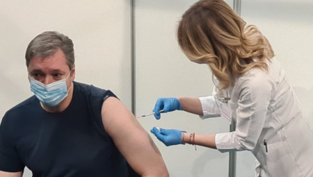 PREDSEDNIK VUČIĆ PODSTAKAO GRAĐANE DA SE VAKCINIŠU Juče u Srbiji najviše datih prvih doza od juna