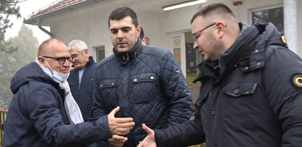 Pokretna kancelarija Gorana Vesića sa građanima Meljaka (FOTO)