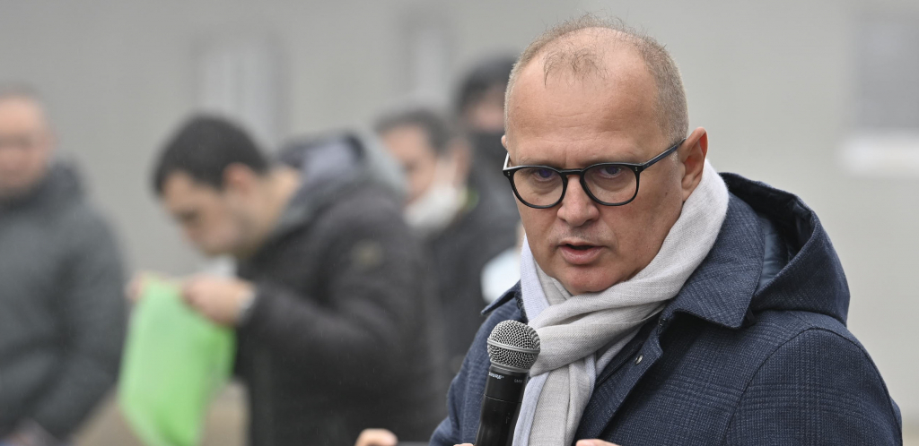 SRAMOTAN NAPAD KRIK-A NA DANILA VUČIĆA Vesić: Ovaj hibridni rat vodi se godinama, tajkunski mediji imaju za cilj da unište život deci predsednika Srbije