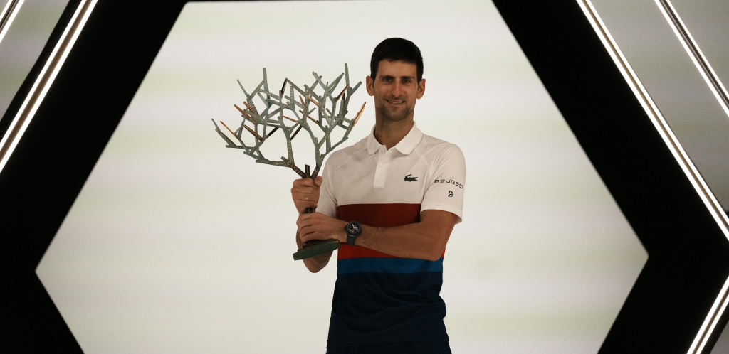 OVO JE I NJEGOV TROFEJ! Sa njim se Novak fotografisao nakon osvojene titule u Parizu! (FOTO)