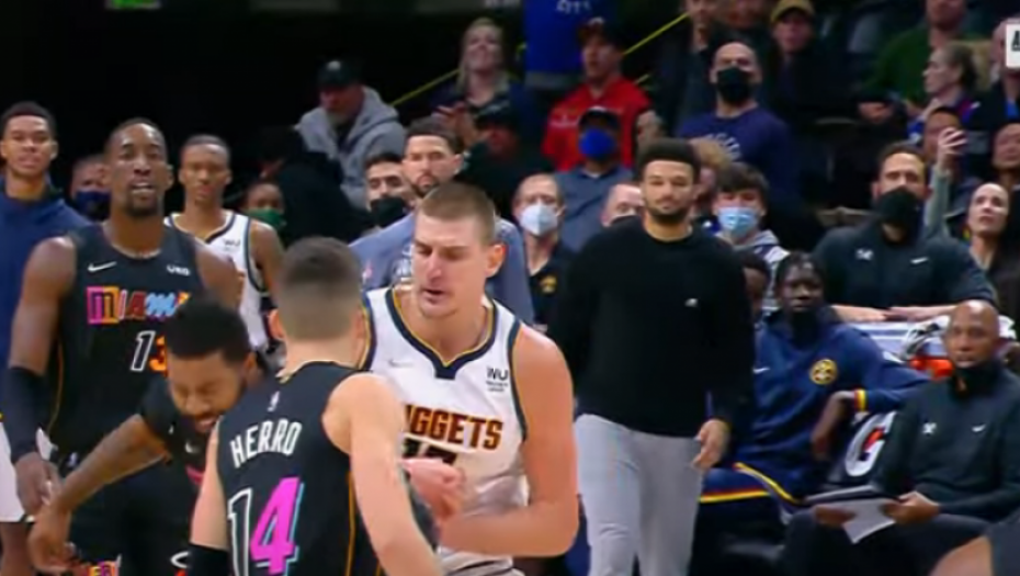 JOKIĆ NAPRAVIO SKANDALČINU! Nikola sa leđa nokautirao rivala pa zaradio isključenje! (VIDEO)