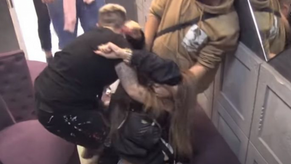 DALILA DOBILA GUŠENJE! Dragojevićeva nakon svađe sa Filipom doživela nervni slom, onesvešćenu je izneli iz rijalitija!