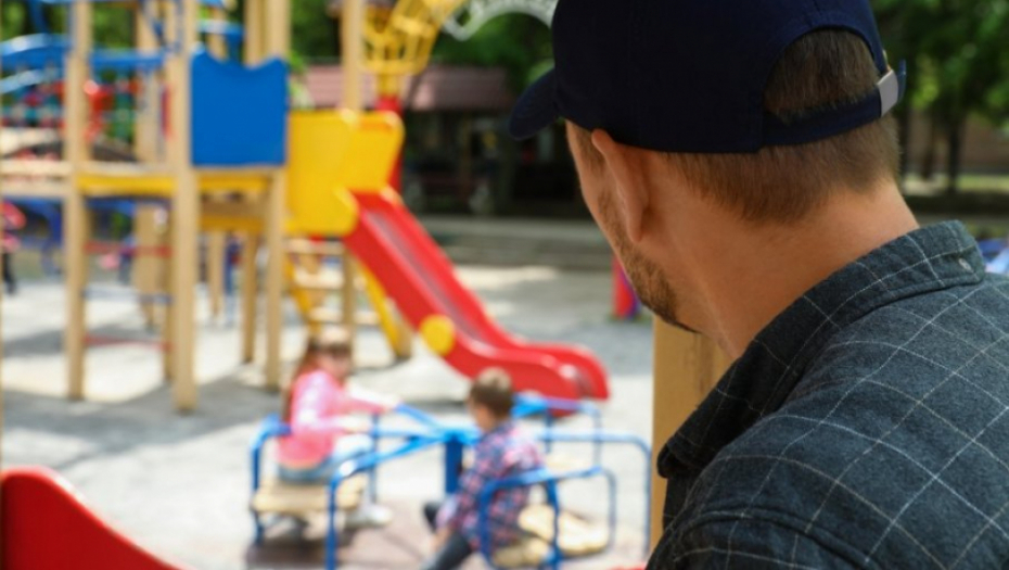 PEDOFIL NA NOVOM BEOGRADU Roditelji u strahu: Izašao je iz šumice u blizini osnovne škole, obratio se mojoj ćerki na engleskom i upitao je ovo, policija poslala tri patrole!