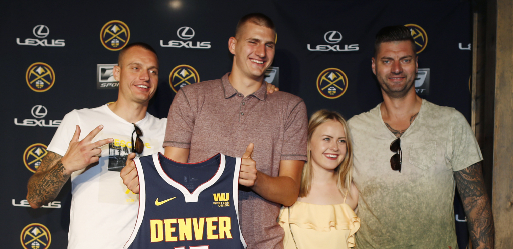 O NJIMA CEO SVET PRIČA! Srednji brat Jokić se u Ameriku obreo sa našim čuvenim košarkašem, dok je  najstariji  dospeo u medije zbog velikog skandala!