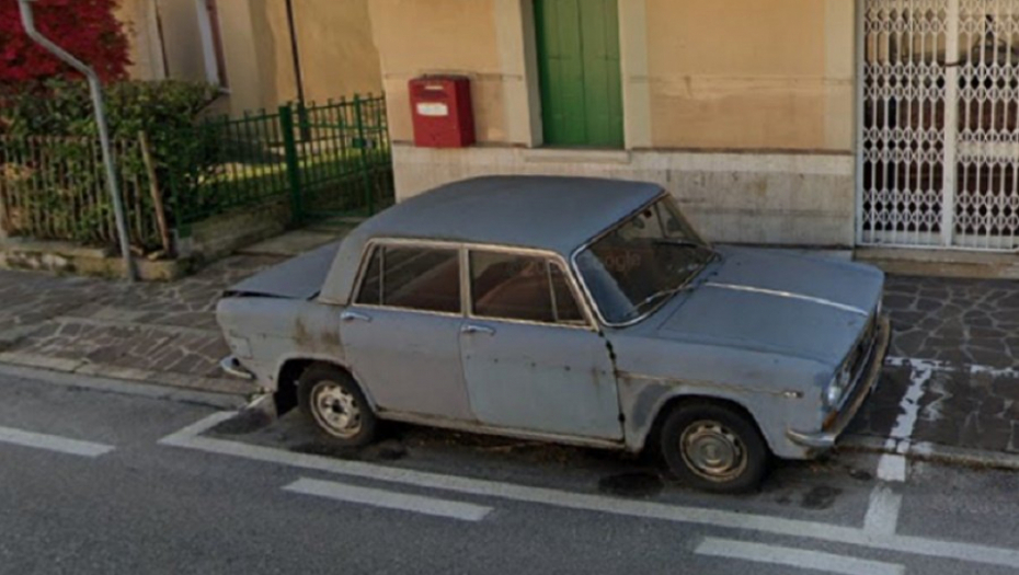 NA ISTOM MESTU BIO PARKIRAN 47 GODINA Automobil niko nije pomerao, a onda je jedna odluka rastužila stanare