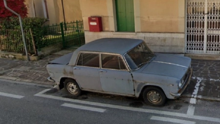 NA ISTOM MESTU BIO PARKIRAN 47 GODINA Automobil niko nije pomerao, a onda je jedna odluka rastužila stanare