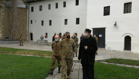 ODUŠEVLJEN JE MANASTIROM Komandant KFOR-a posetio Visoke Dečane (FOTO)