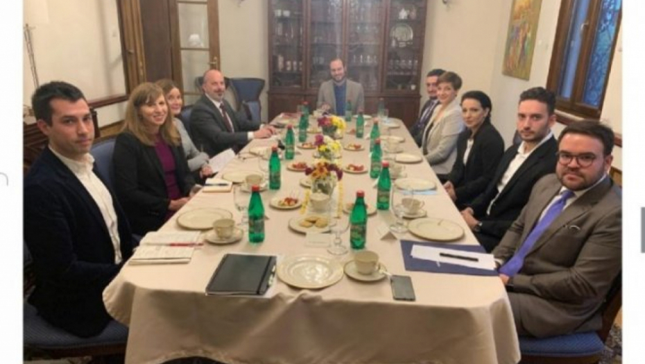 NA KOLENIMA PRED AMERIKANCIMA Dajte nam fotelje, Srbija nam nije važna!