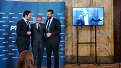 NAJTUŽNIJI TRENUTAK Sinovi se od Marinka oprostili Šabanovom pesmom! Nikola i Marko zapevali na komemoraciji, njihova majka naglas plakala! (VIDEO)