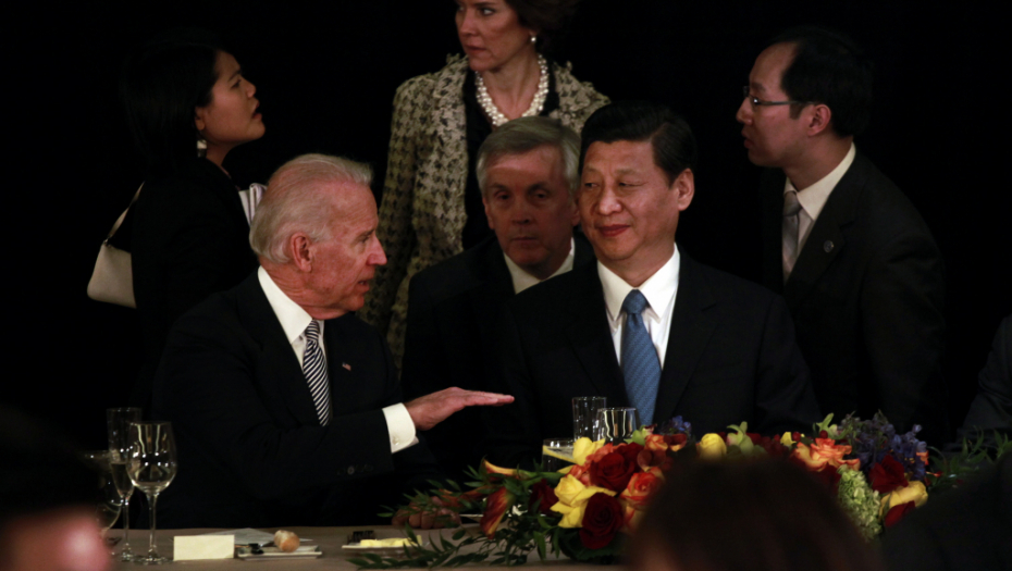 AMERIKA UBEĐUJE PIŠTOLJEM U GLAVU Objava kineskog zvaničnika RAZBESNELA Amerikance (FOTO)