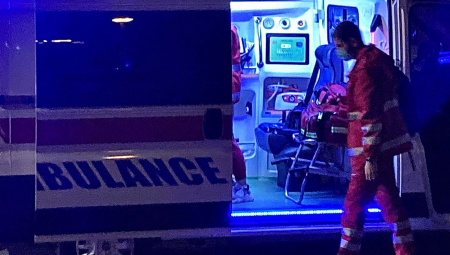 POVREĐENI MALOLETNICI U SUDARU AUTA I AUTOBUSA Karambol u centru grada, Hitna pomoć prevozi putnike