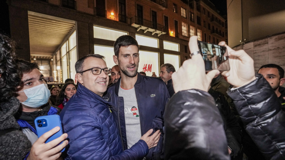 HISTERIJA NA ULICAMA ZBOG NOVAKA! Stanovnici Torina opkolili našeg tenisera, Srbin je morao da im ispuni želju! (FOTO GALERIJA)