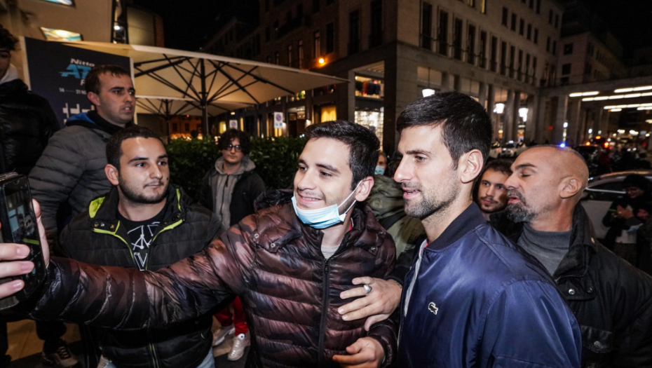 ČOVEK O KOM BRUJI CEO SVET OČARAN ĐOKOVIĆEM! Mreže se usijale nakon ove fotografije! (FOTO)