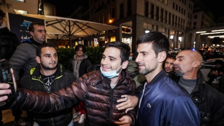 ČOVEK O KOM BRUJI CEO SVET OČARAN ĐOKOVIĆEM! Mreže se usijale nakon ove fotografije! (FOTO)