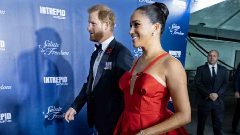 ŠTA ĆE REĆI KRALJICA? Megan Markl šokirala provokativno skupom haljinom, ali pored bujnog poprsja svi su gledali u ruku, evo i zbog čega