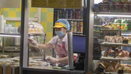 U BUNDI I ŠTIKLICAMA ZBRISALA NIZ BULEVAR "Dama" ukrala iz pekare 200 grama pite i sve sa psom uhvatila džadu