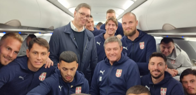 SRAMNO Šolak i Đilas drpaju na nelegalnim reklamama tokom utakmica Srbije, a svoj greh hoće da prebace na Vučića!