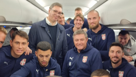 VUČIĆ U AVIONU SA FUDBALERIMA SRBIJE! Obradujte narod, pobedite Portugal! (VIDEO)