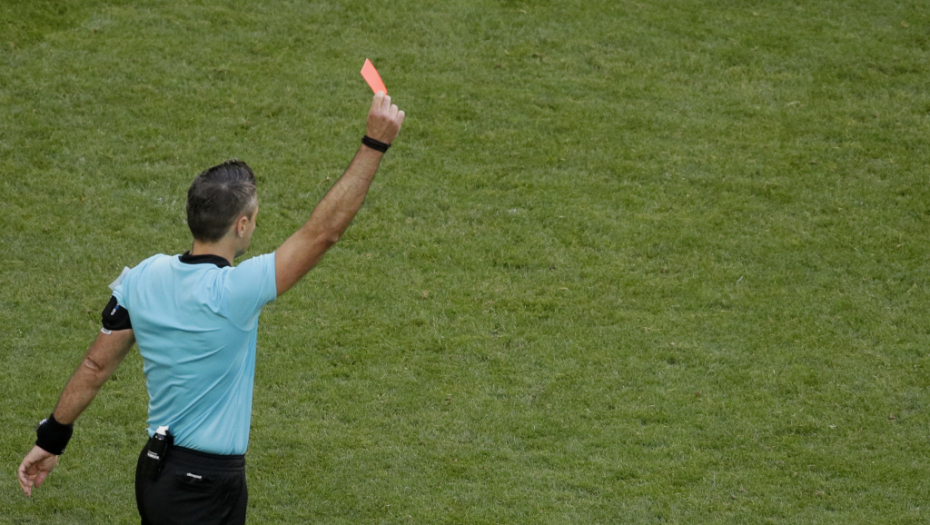 SKANDAL TRESE KOMŠILUK Sudija glavom udario fudbalera, morala da interveniše i policija