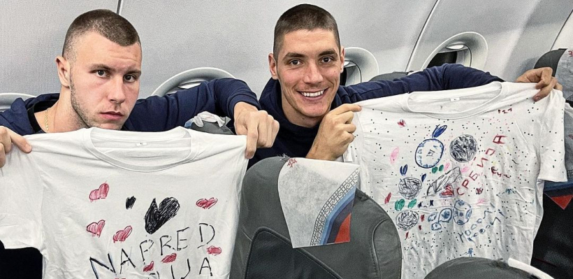 IZNENAĐENJE ZA "ORLOVE" U AVIONU! Deca iz svratišta crtala za reprezentativce i oduševili ih pred meč odluke! (FOTO)