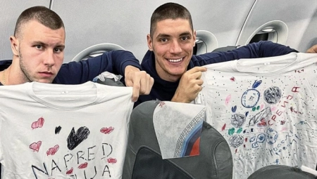 IZNENAĐENJE ZA "ORLOVE" U AVIONU! Deca iz svratišta crtala za reprezentativce i oduševili ih pred meč odluke! (FOTO)