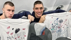 IZNENAĐENJE ZA "ORLOVE" U AVIONU! Deca iz svratišta crtala za reprezentativce i oduševili ih pred meč odluke! (FOTO)