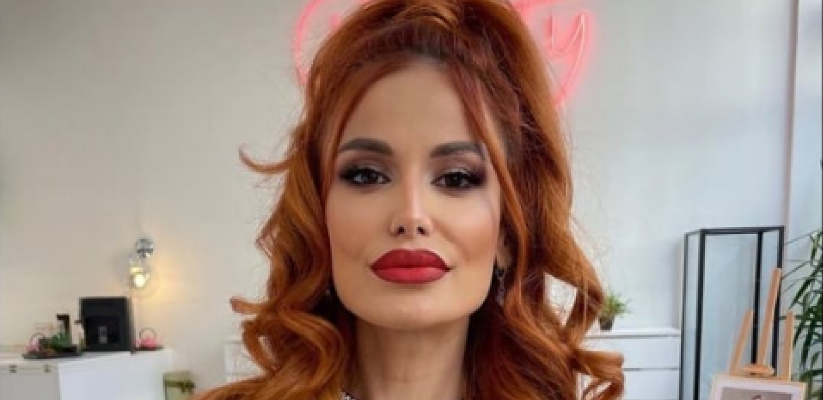 NAPRAVILA RAJF OD NOVČANICA Indi se javno pohvalila bakšišom, hiljadarke zakačene oko glave! (FOTO)