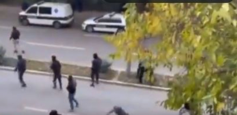 PRITVOR ZA TROJICU NAVIJAČA CRVENE ZVEZDE ZBOG TUČE NA AUTOKOMANDI Za dvojicu određen kućni pritvor