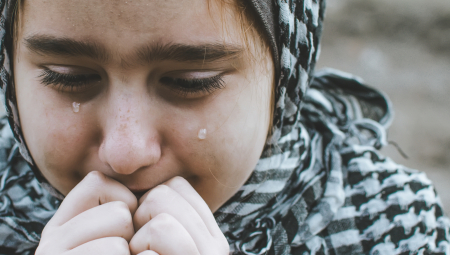 RODITELJI JE PRODALI BEZ RAZMIŠLJANJA Sedmogodišnja devojčica iz Avganistana plačući isčekuje svog muža (53), a nema ko da je zaštiti