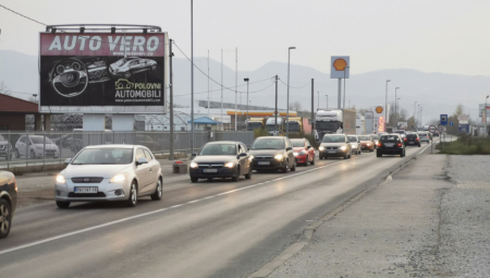 AMSS UPOZORAVA VOZAČE Snažni udari vetra otežavaće vožnju, savetuje se oprez na putu!