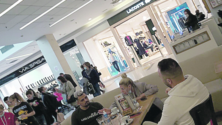 EKSKLUZIVNI RIJALITI PLUS PAPARACO Bivši ljubavnici ponovo uhvaćeni srećni, nasmejani i zaljubljeni: Milica i Bora kriju pomirenje