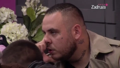 NA SVE NAČINE POKUŠAVA DA PRIVUČE NJENU PAŽNJU! Car se umiljava Dalili, želi je nazad po svaku cenu, a evo šta radi u pušionici!