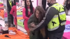 UDARALA GA PESNICAMA IZ SVE SNAGE U GLAVU Dalila prebila Dejana jer je raskinula s dečkom! (VIDEO)