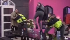 CAR GAĐAO DEJANA FLAŠOM, DRAGOJEVIĆ SKOČIO NA NJEGA KAO TIGAR Obezbeđenje ih jedva obuzdalo, a Dalilin potez je hit! (VIDEO)
