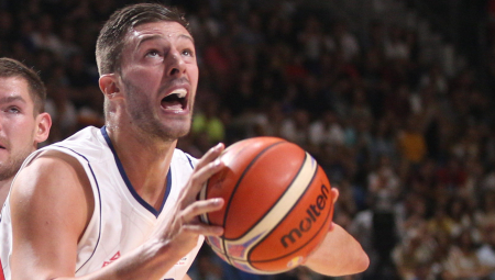 PODRŠKA ZA STEVANA JELOVCA!  Srpski i letonski igrači sa parolom i u majicama sa likom našeg košarkaša! (FOTO)