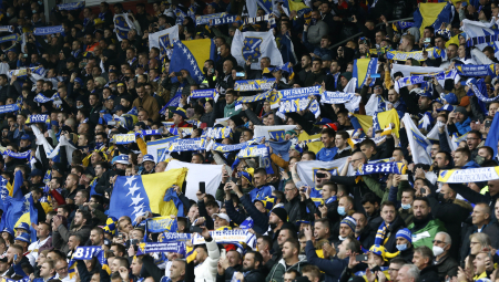 BOSANCI SE OBRUKALI ZA SVA VREMENA! Hteli da biju Ukrajince zbog "srpske" zastave! (VIDEO)