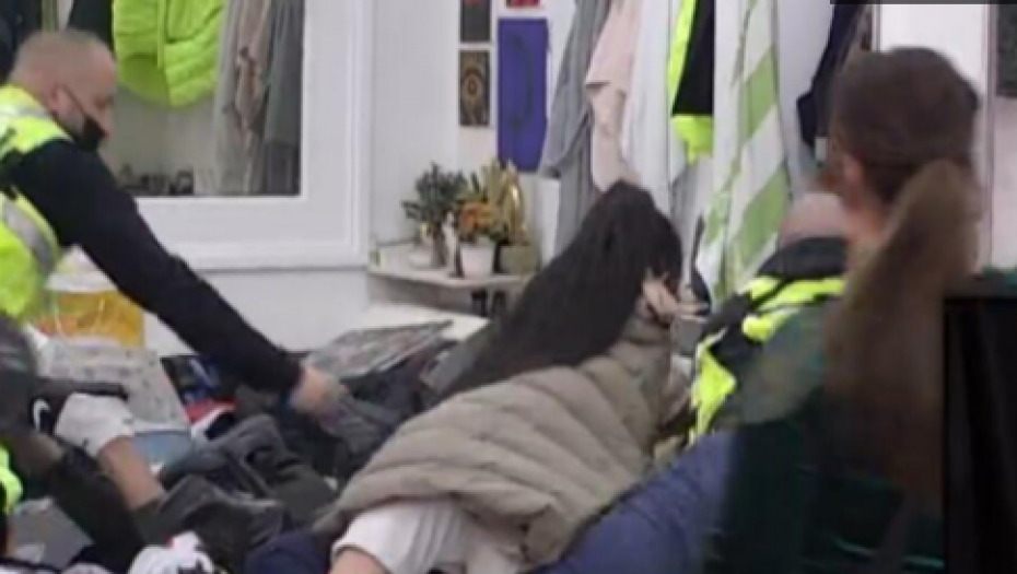 POMAHNITALA DALILA SE ZALETELA NA DEJANA! Nikad brutalniji okršaj Dragojevića, radile i pesnice, Sandra Rešić dobila žestok udarac u glavu! (VIDEO)