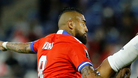 BIZARNO I TUŽNO Slavni fudbaler gledao očevu sahranu na fejsbuku, pa se potpuno slomio (VIDEO)